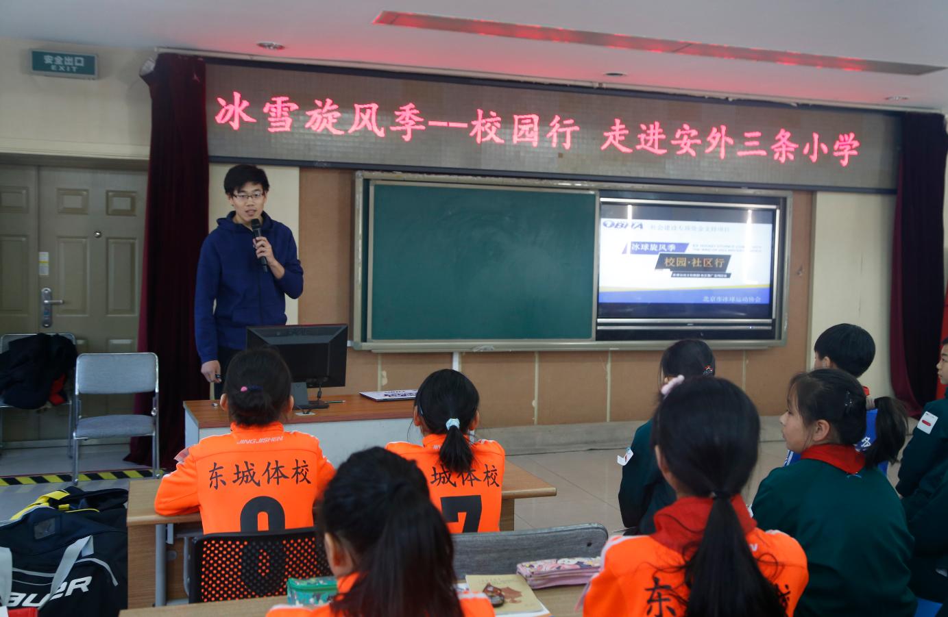 羽毛球比赛口号，挥拍逐梦，羽你同行，共创辉煌时刻！