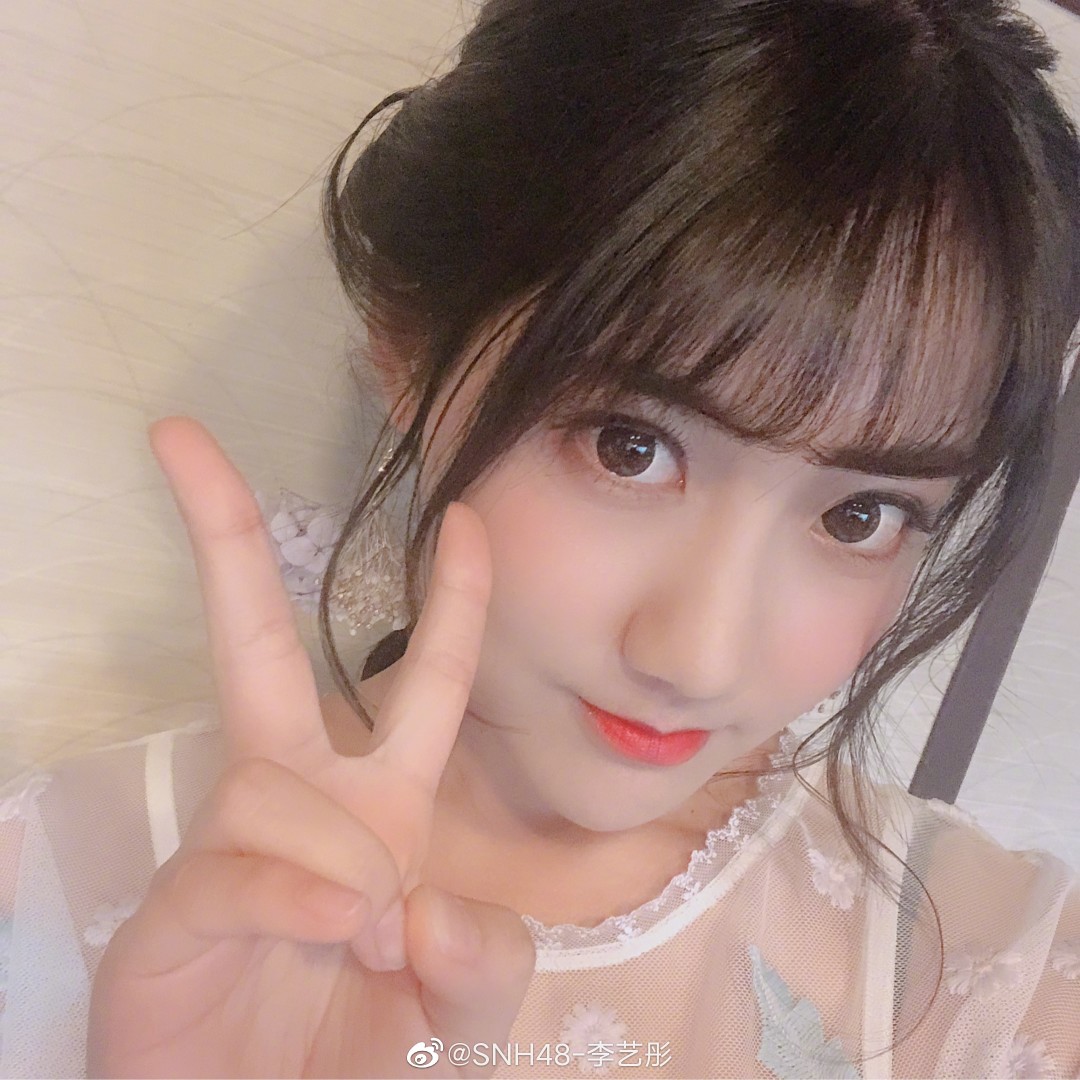 李艺彤最新动态揭秘，小巷特色小店，隐藏宝藏等你来探！
