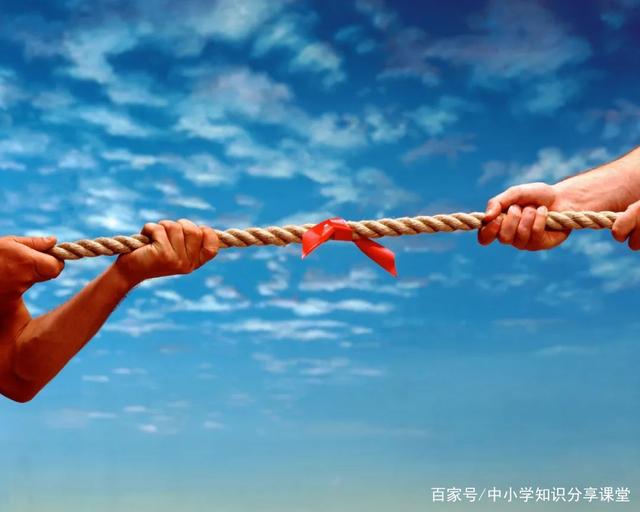 拔河比赛的激烈瞬间，团结与荣耀的胜利篇章